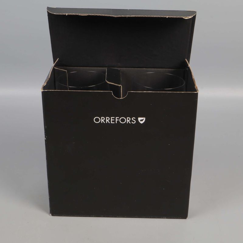 Öppen svart kartong med plats för glas från Orrefors