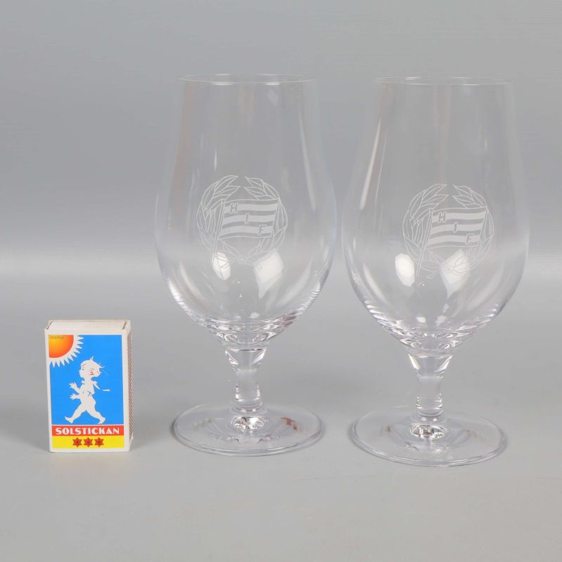 Två stora ölglas med matchbox för storleksjämförelse