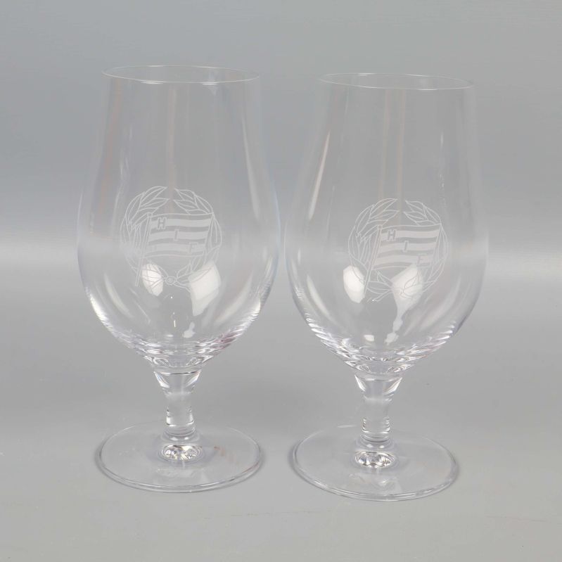 Två graverade ölglas med tydlig logga på kupan