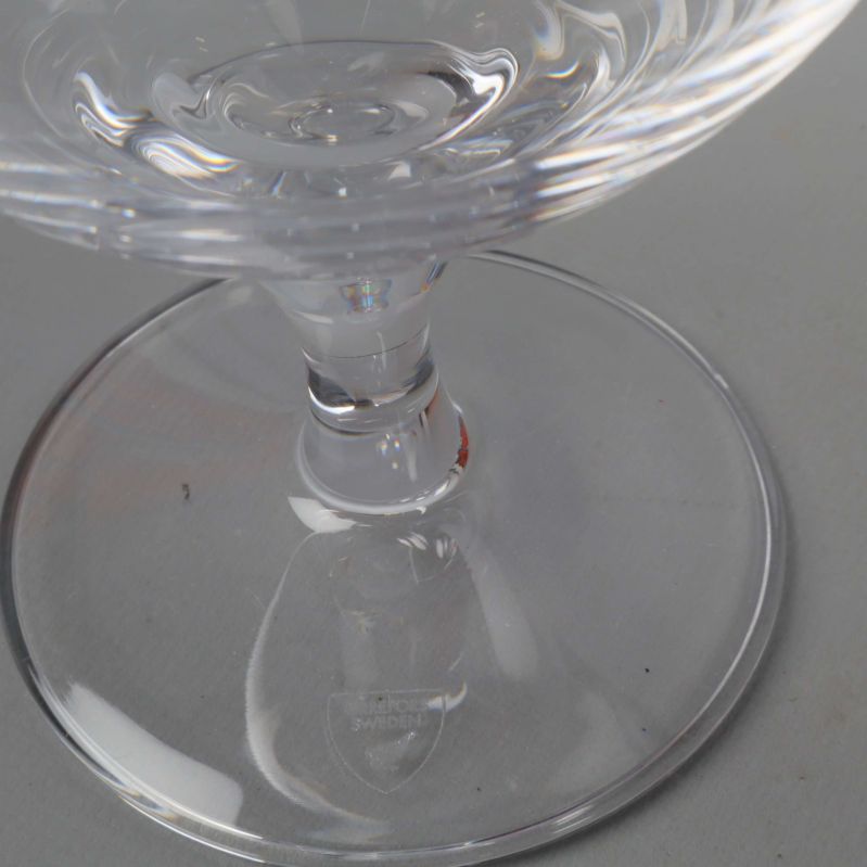 Närbild av Orrefors logotyp på glasets fot