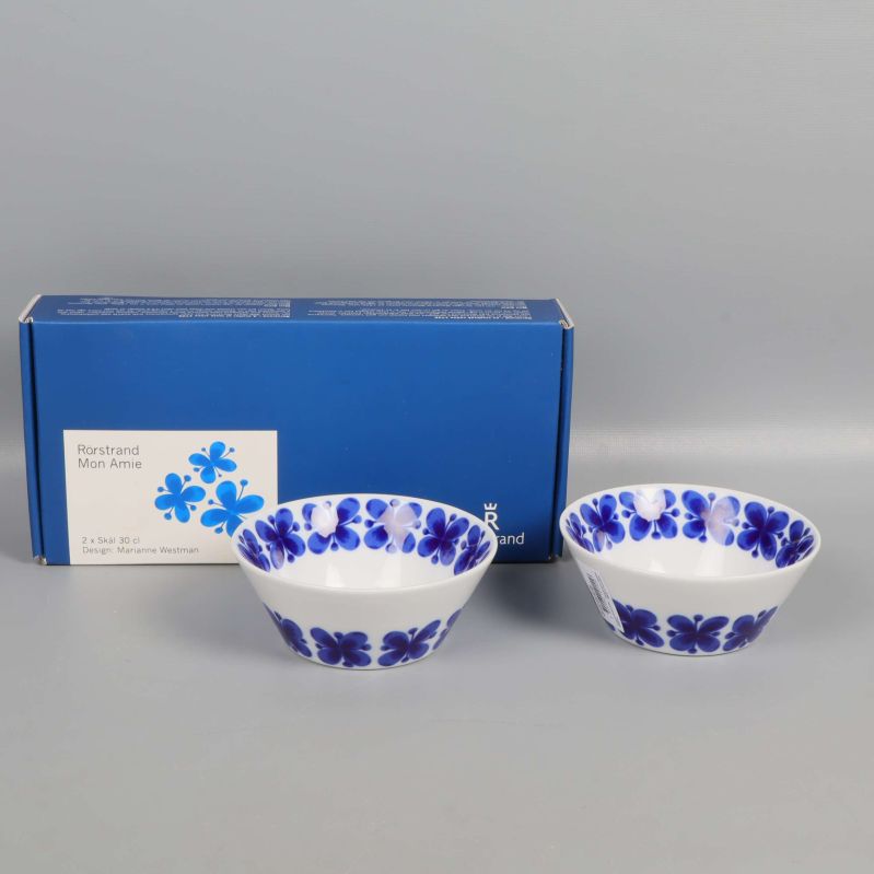 Två blåvita Mon Amie-skålar framför originalförpackning