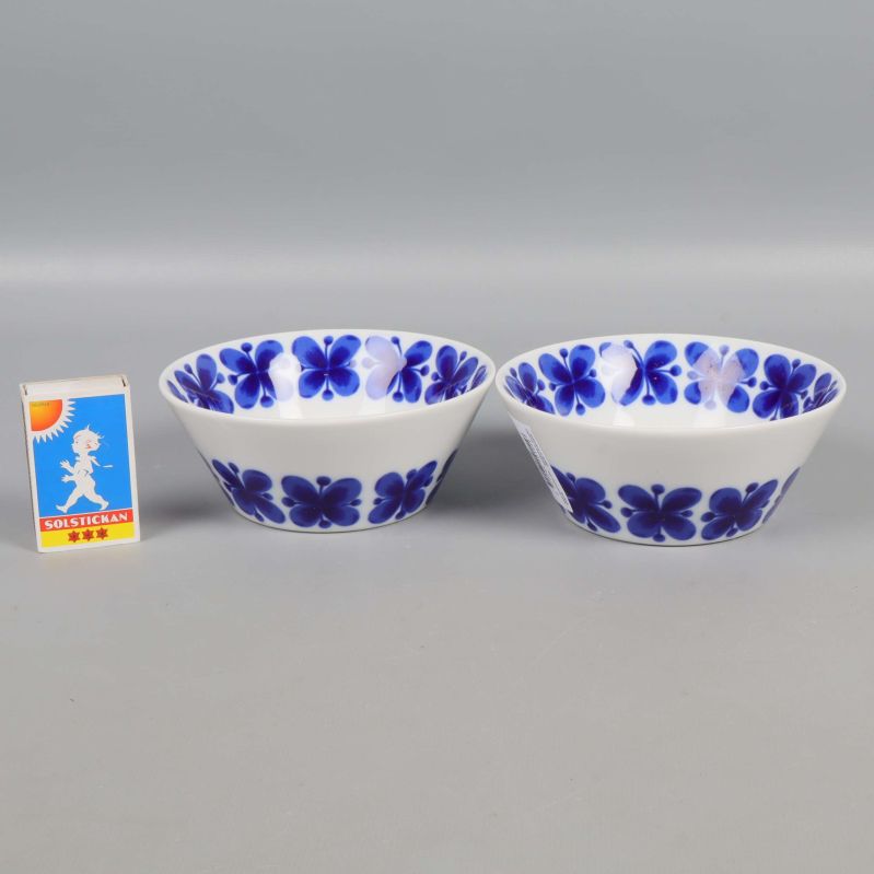 Blåvita skålar Mon Amie bredvid tändsticksask för storleksreferens