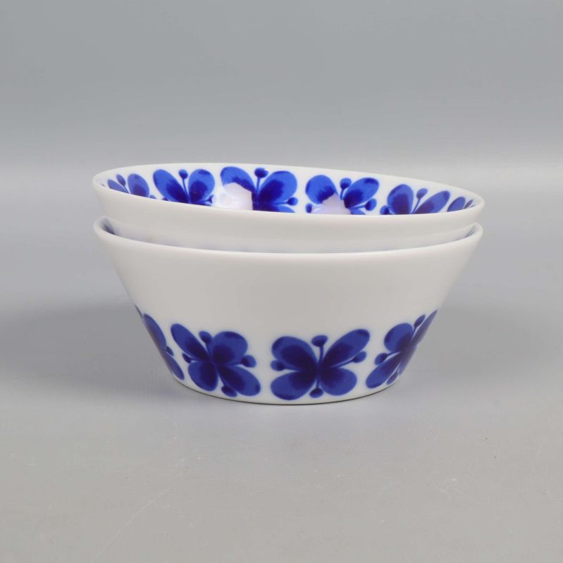 Två blåvita skålar staplade ovanpå varandra