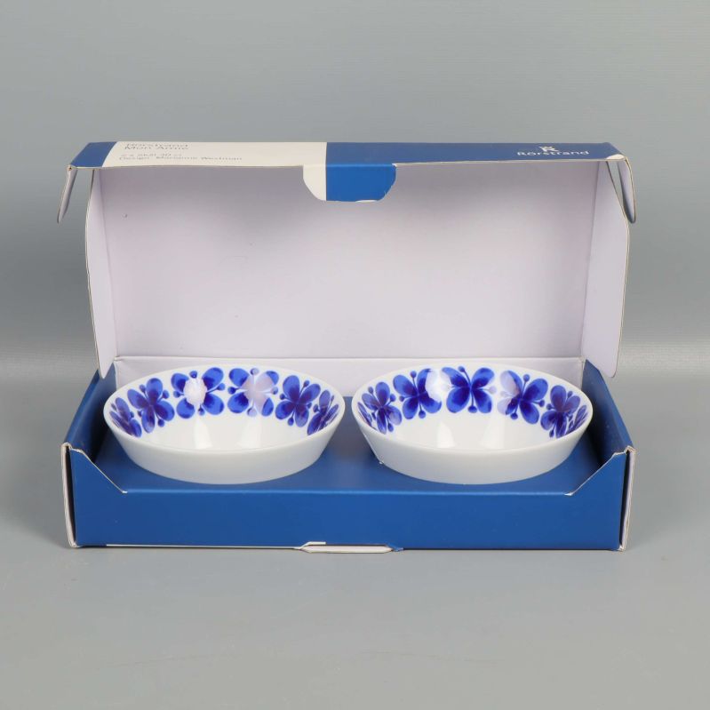 Två blåvita skålar placerade i öppen originalkartong