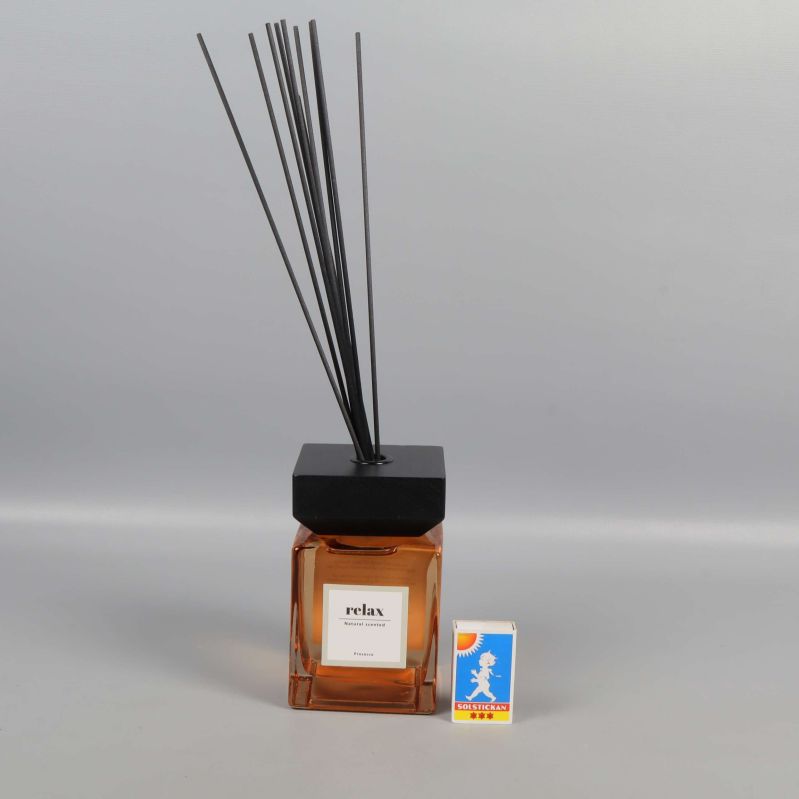 Doftstickor relax bredvid tändsticksask för storleksjämförelse