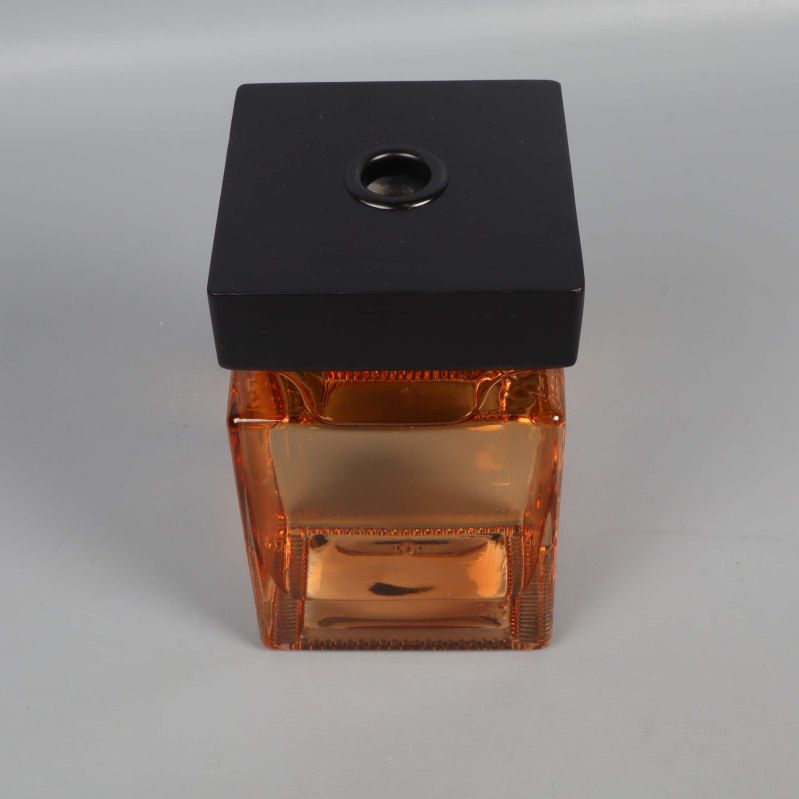 Vy ovanifrån på fyrkantig doftflaska med svart topp