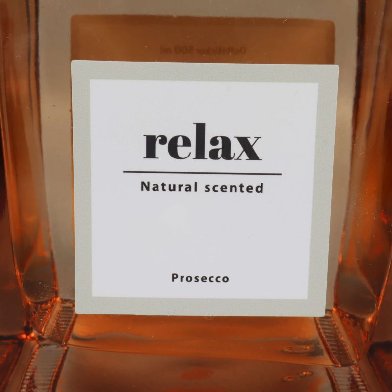 Närbild på etiketten relax prosecco scent på flaskan
