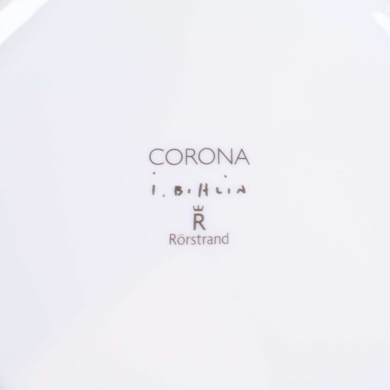 Närbild på Corona och Rörstrand märkning på tallrikens undersida