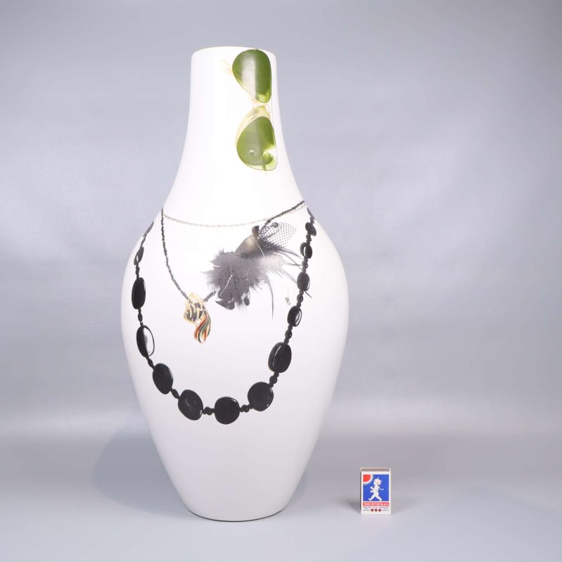 Hel vit vas med tryckt motiv, storlek i jämförelse med tändsticksask