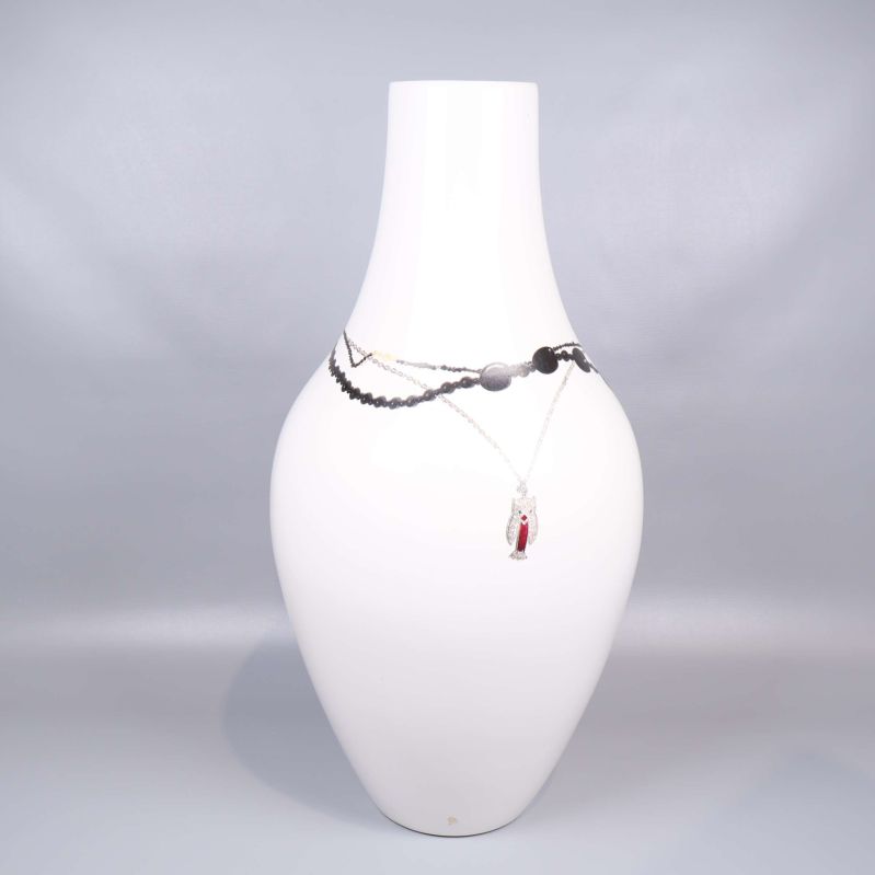 Baksidan av vit vas med enkel dekoration och slät yta