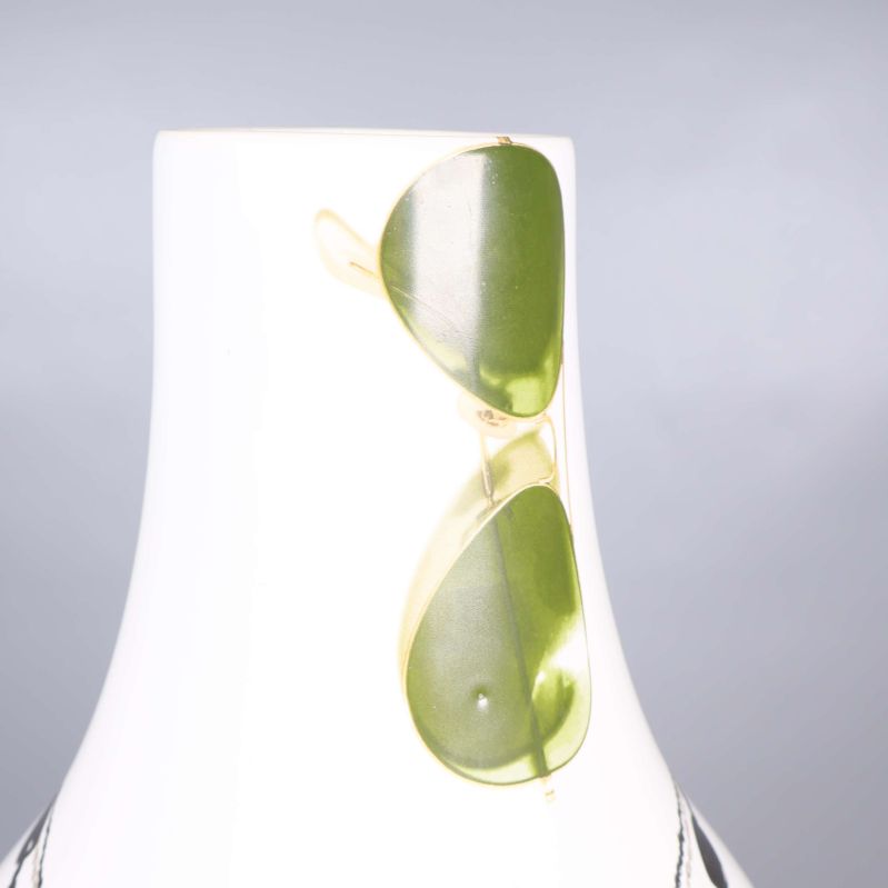 Närbild av gröna solglasögon-tryck på vasens hals