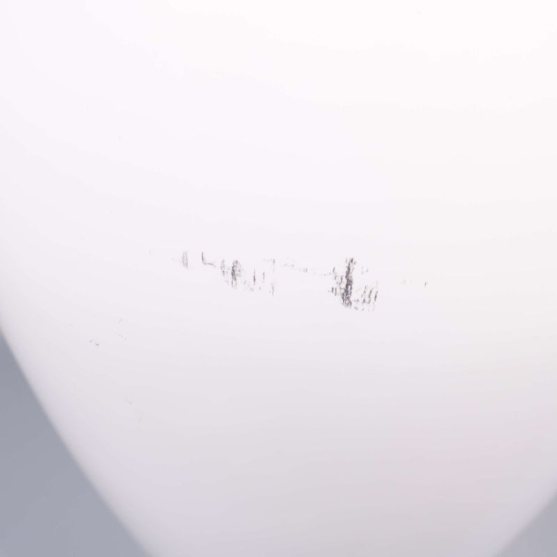 Nära vy av svart markering på vit vas