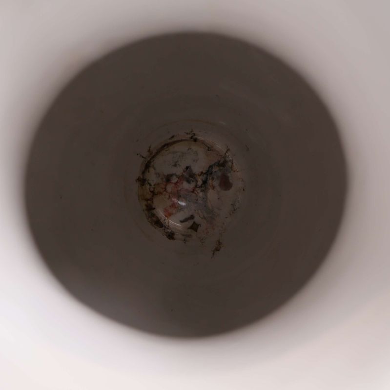 Insidan av vas visar slitage eller smuts på botten