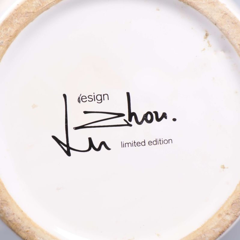 Botten av vas med signaturen design Zhou limited edition