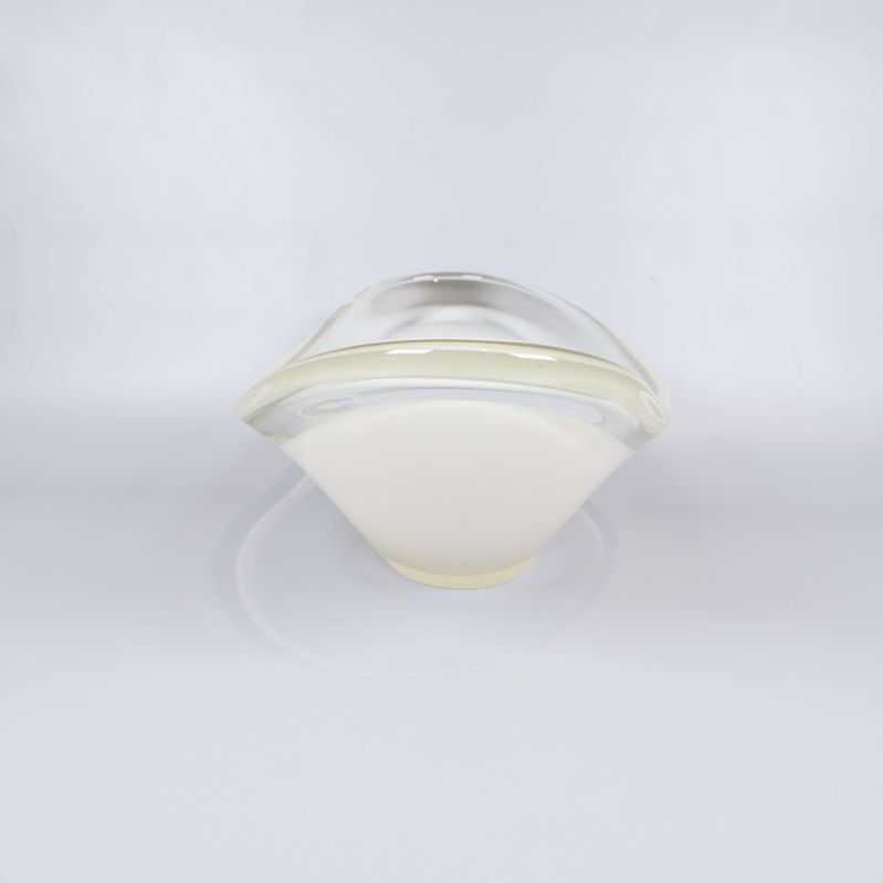 Skålen fotograferad från kortsidan med rundad kant