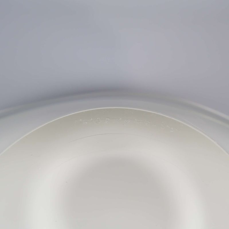 Ingraverad märkning i glasets botten synlig