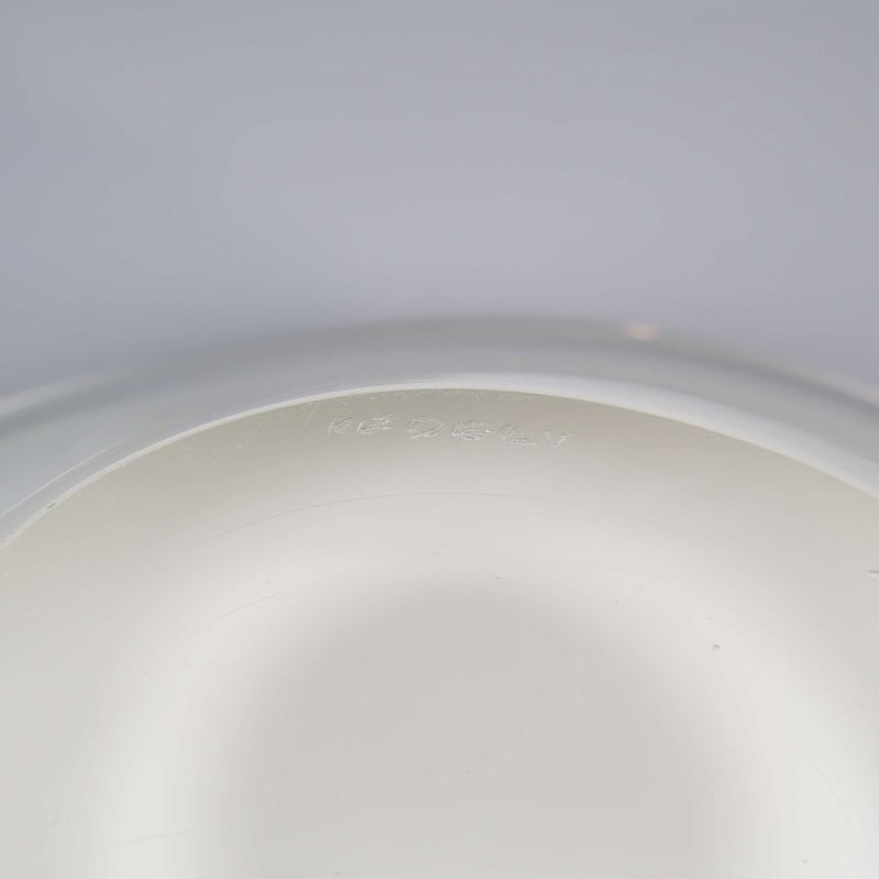 Ingraverad text i botten på konstglas skål