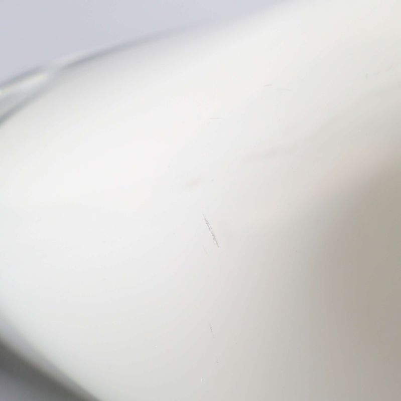 Närbild på en repa på skålens yta