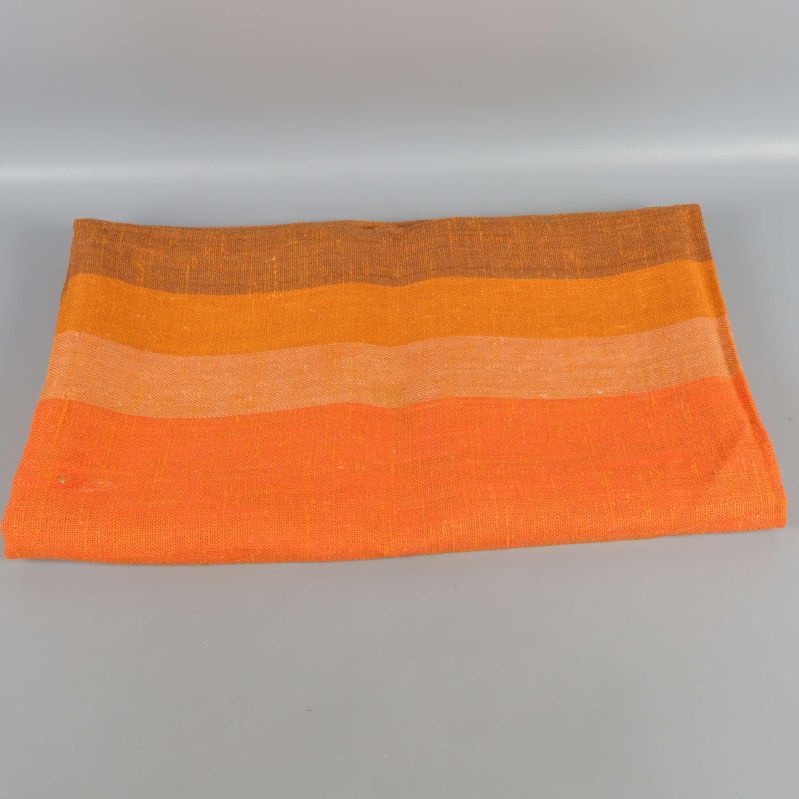 Hopvikt duk med breda orange ränder mot grå bakgrund