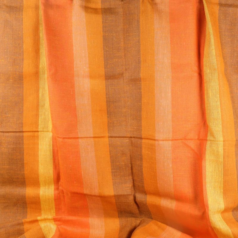 Närbild på utvikt duk med breda orange ränder