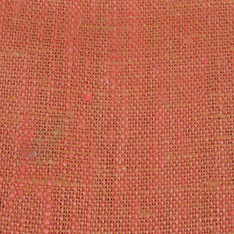 Närbild på dukens orange väv med fäck