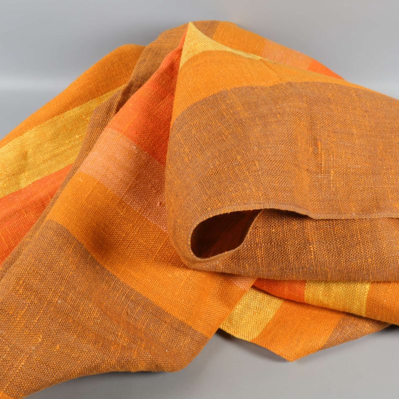 Duk i rufsigt skick med tydliga färgränder