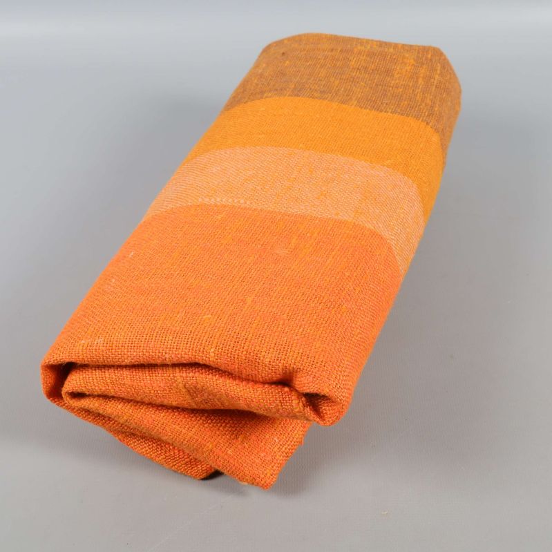 Duk ihoprullad visar tydliga orange och bruna ränder