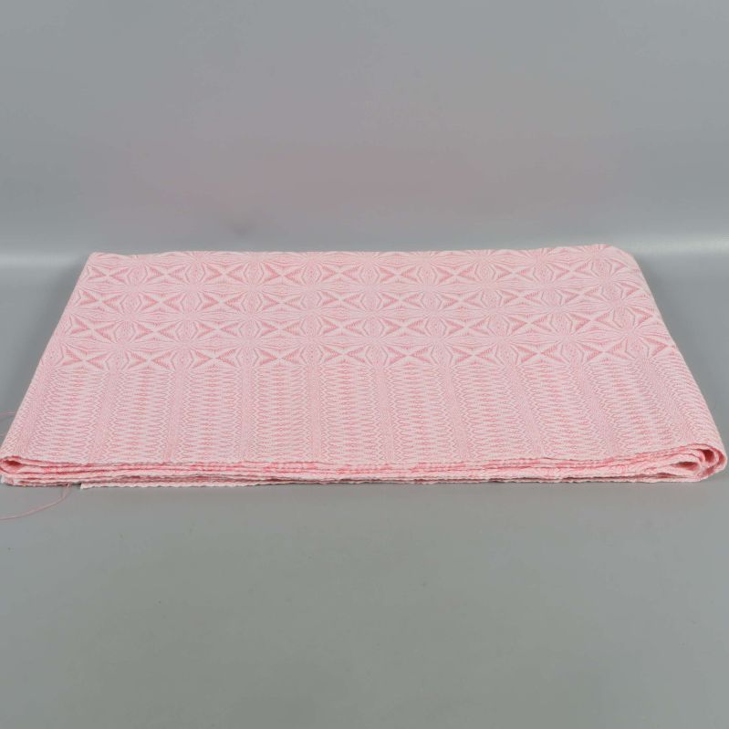 Vikta tyget i ljusrosa med mönster på neutral bakgrund