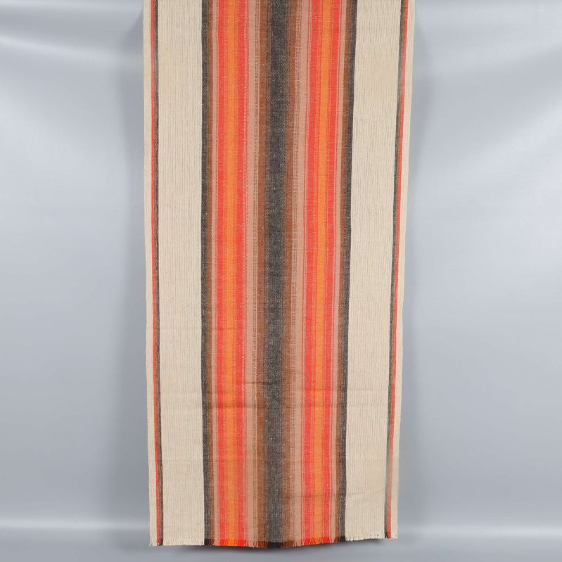 Lång löpare med mönster i orange och brunt upphängd