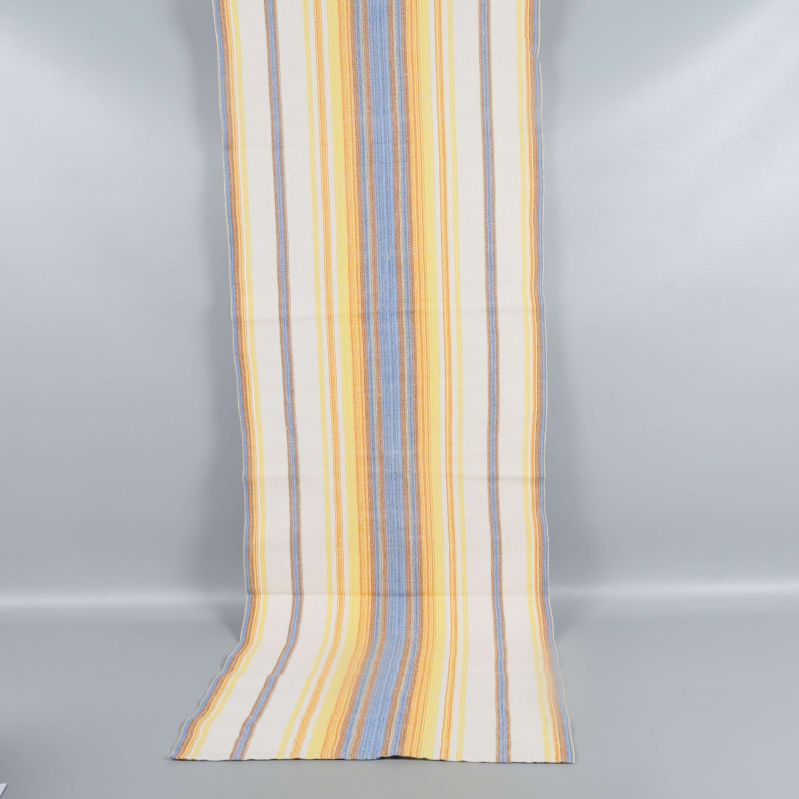 Lång löpare med mönster i gult, blått och vitt upphängd