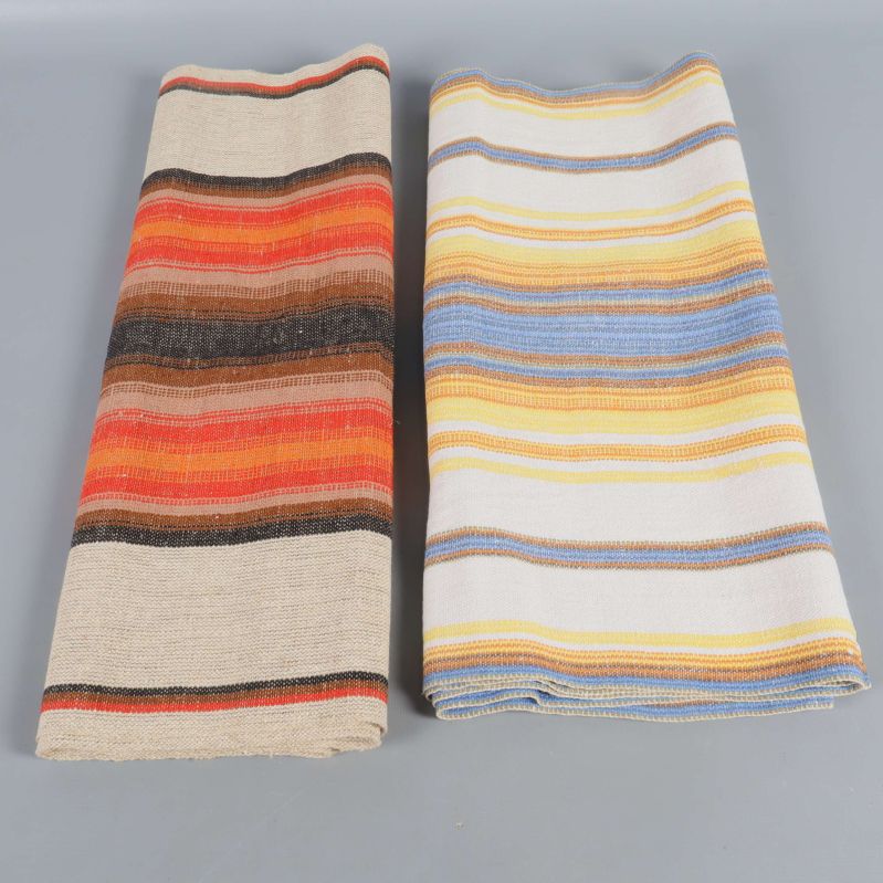 Två vikta randiga löpare, en i varma och en i kalla färger