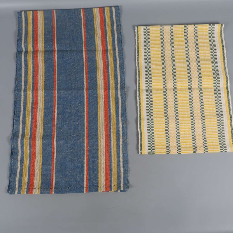 Två vävda löpare i olika färger liggande sida vid sida