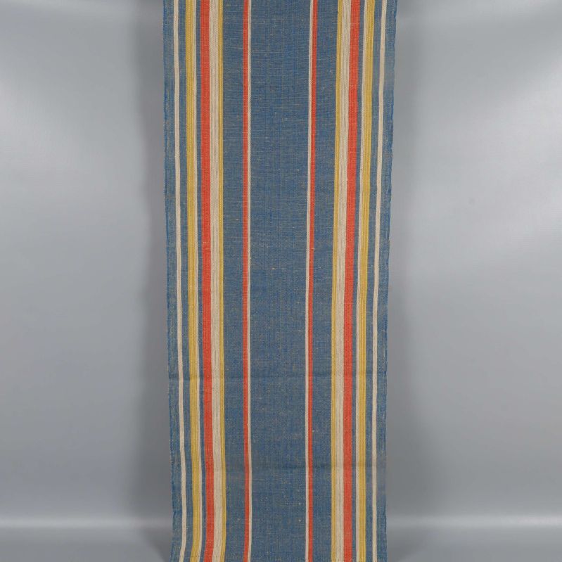 Blå löpare med färgglada ränder utlagd plant