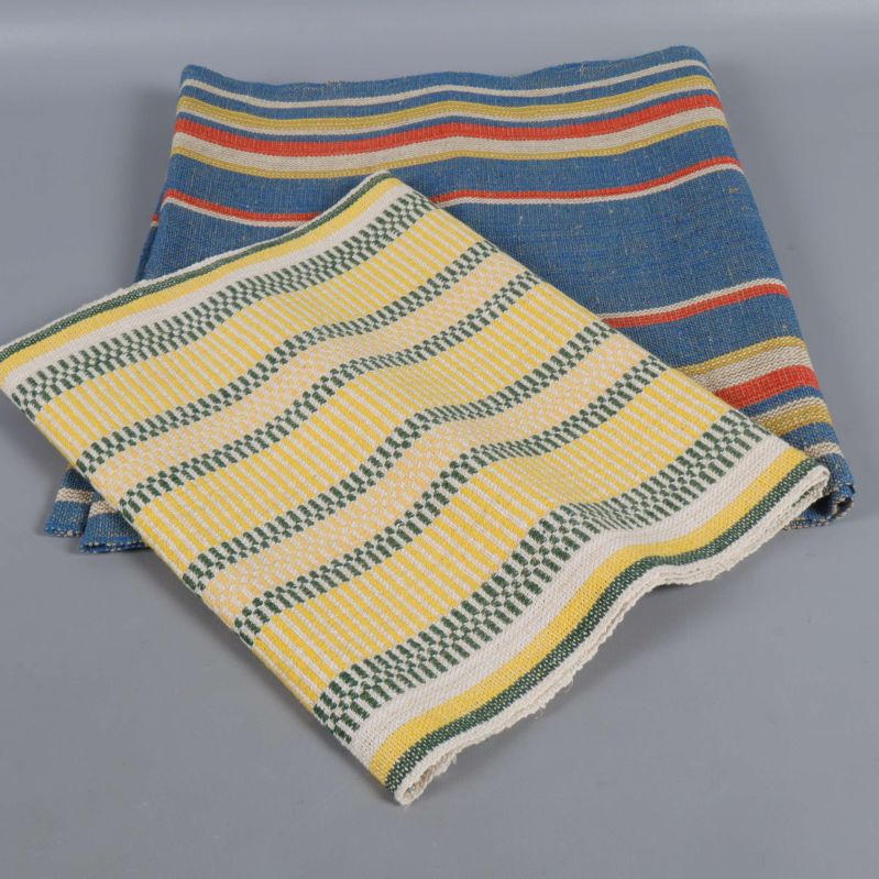 Två vikta löpare, överlappande på golvet