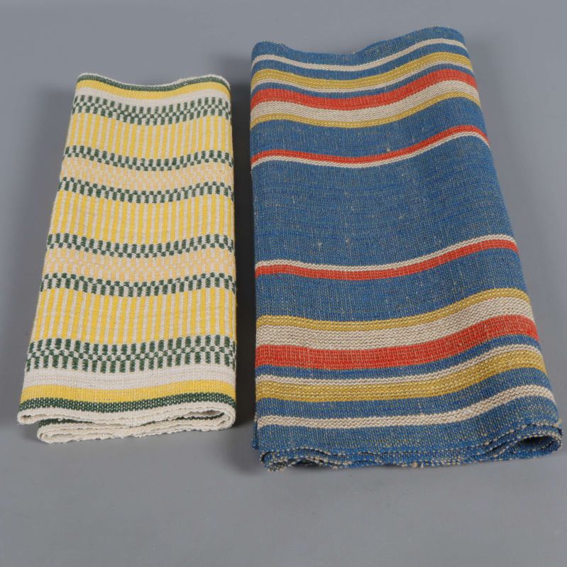 Två löpare hopvikta liggande bredvid varandra