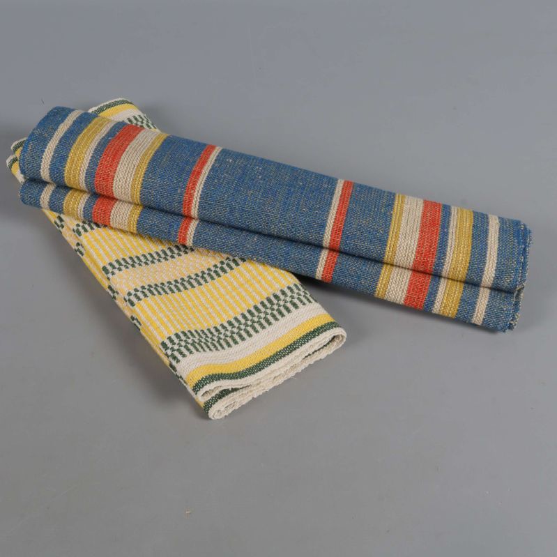 Rullade löpare i olika färger sida vid sida