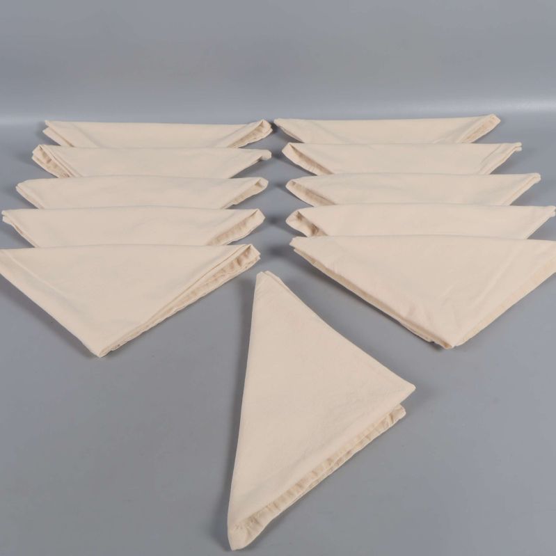 Elva vikta beiga servetter i triangel på rad