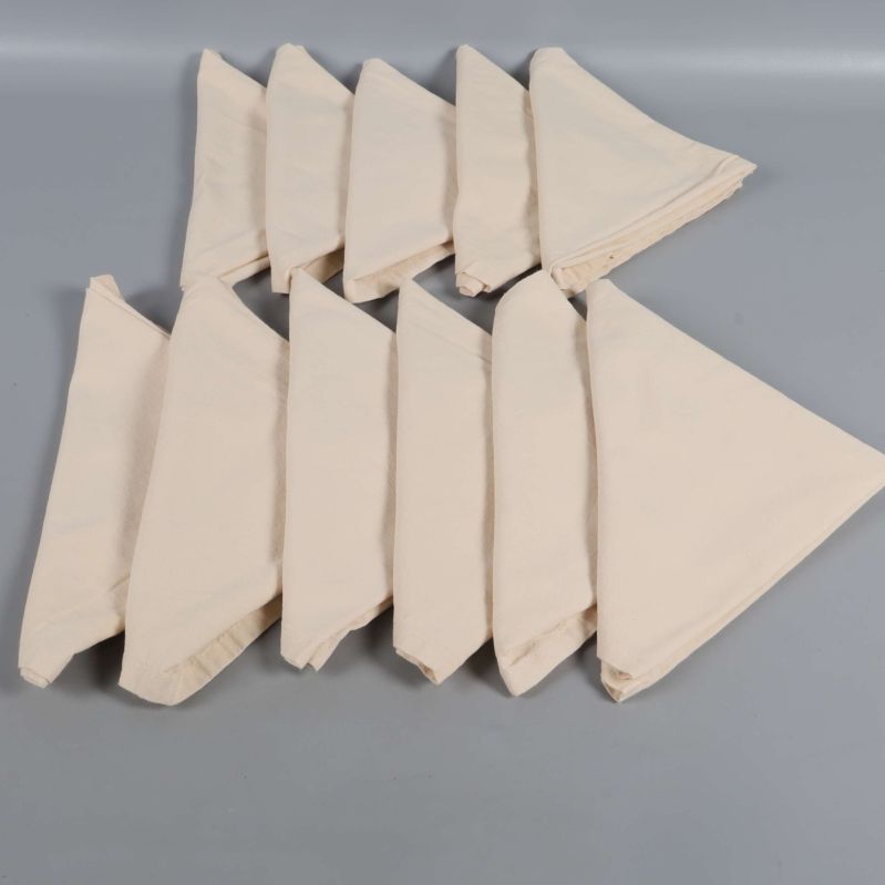 Elva vikta beiga servetter staplade på hög