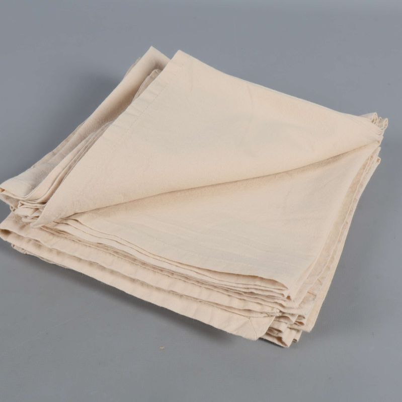 Beiga servetter delvis utbredda ovanpå varandra