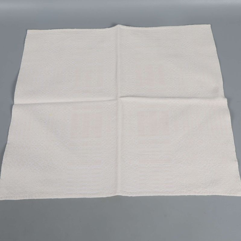 Utfälld gräddvit tygservett med mönstrad yta