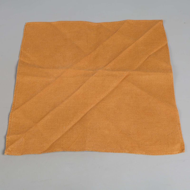 Utfälld brun tygservett i enkel design