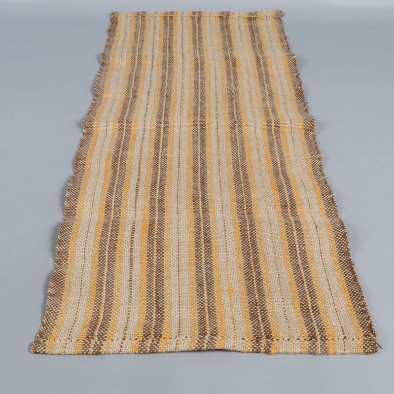 Löpare i beige, brunt och gult med vågig kant