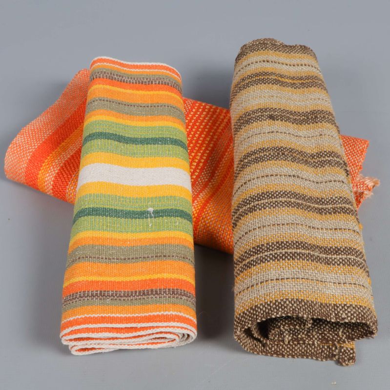 Tre hoprullade löpare i orange och beige toner