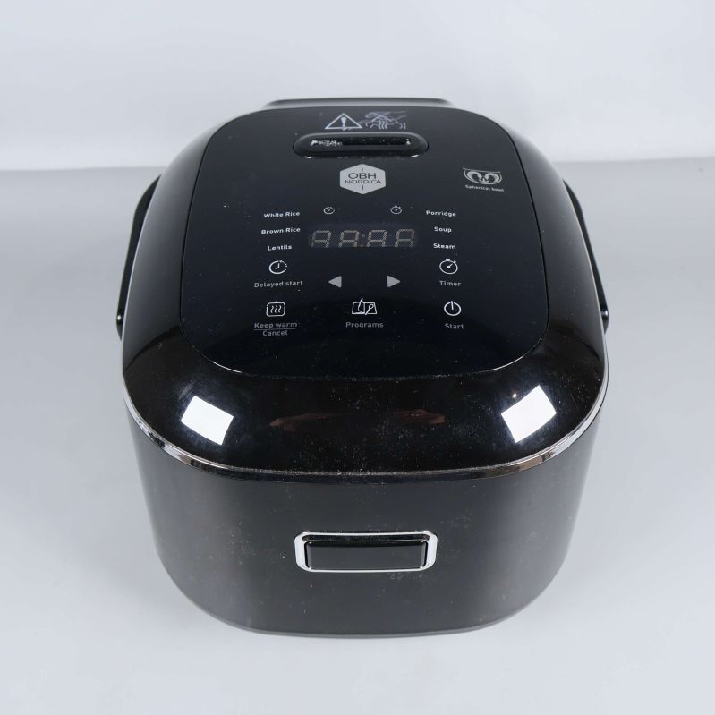 Svart digital riskokare sedd framifrån