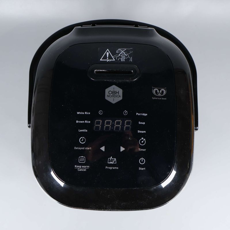 Närbild digital kontrollpanel riskokare