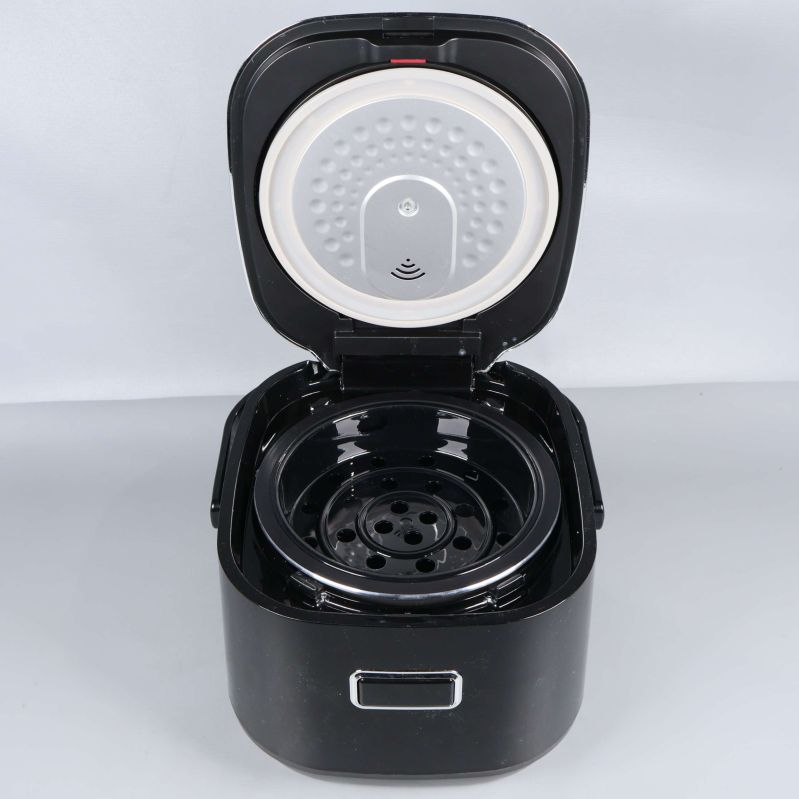 Riskokare med öppet lock och innerdelar synliga