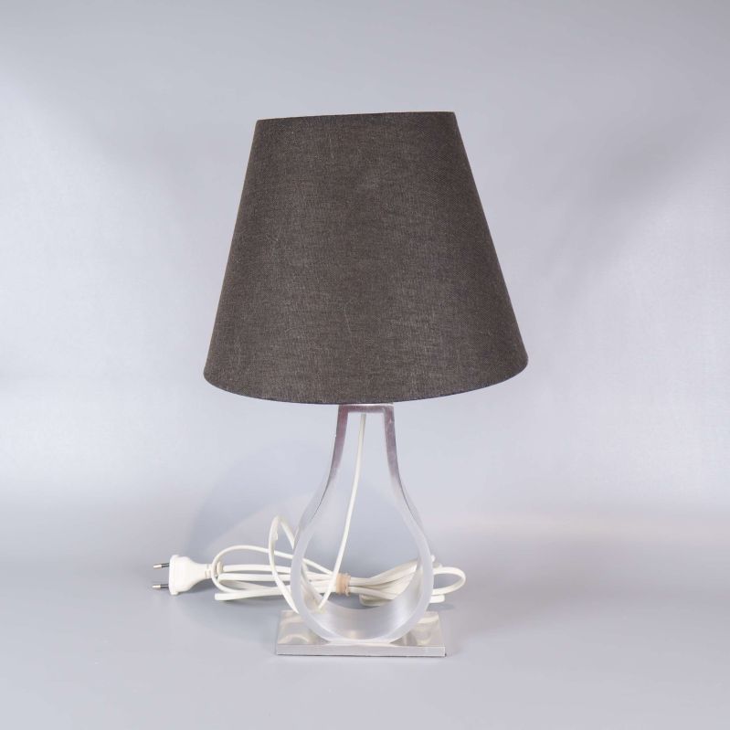 Hel bild på bordslampa med brun textilskärm och silver fot