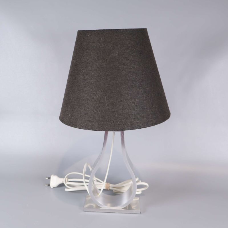 Frontvy av bordslampa med mörkbrun skärm och sladd i bakgrunden