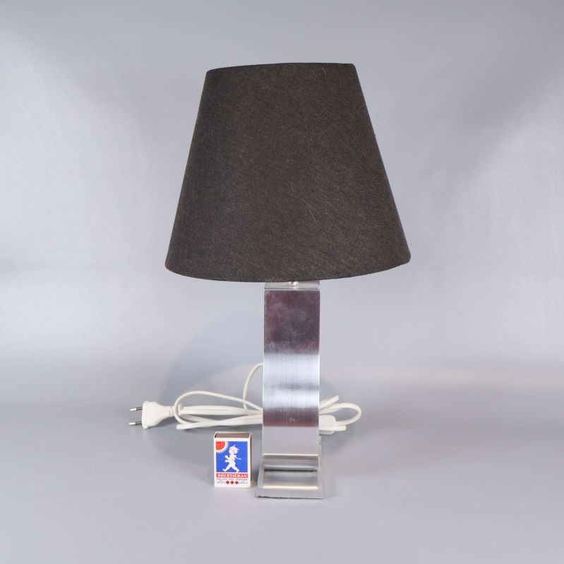 Bordslampa med tändsticksask för storleksreferens