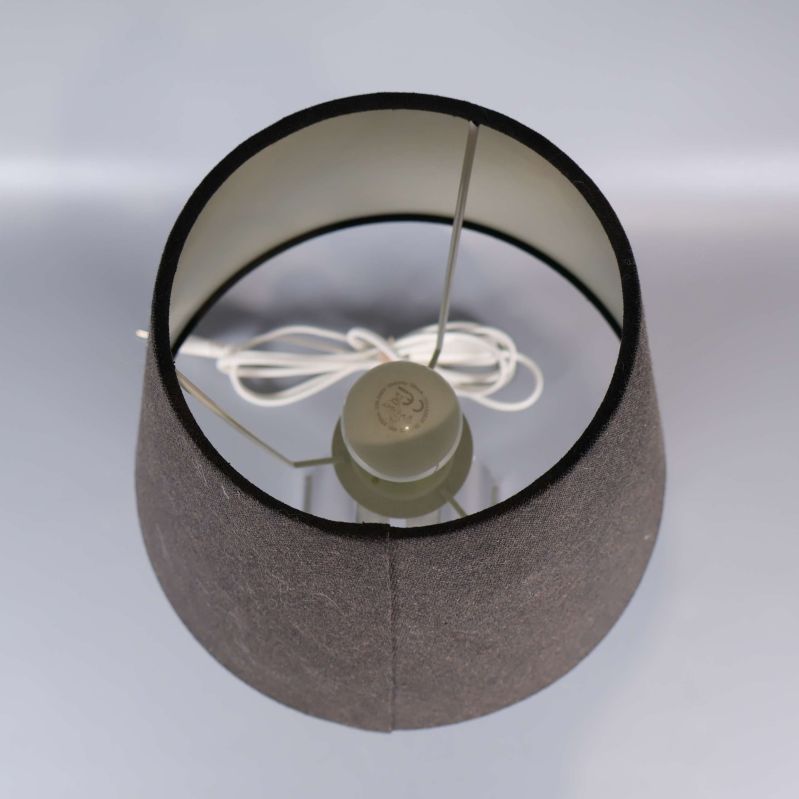 Insidan av lampskärmen och sockel synliga uppifrån